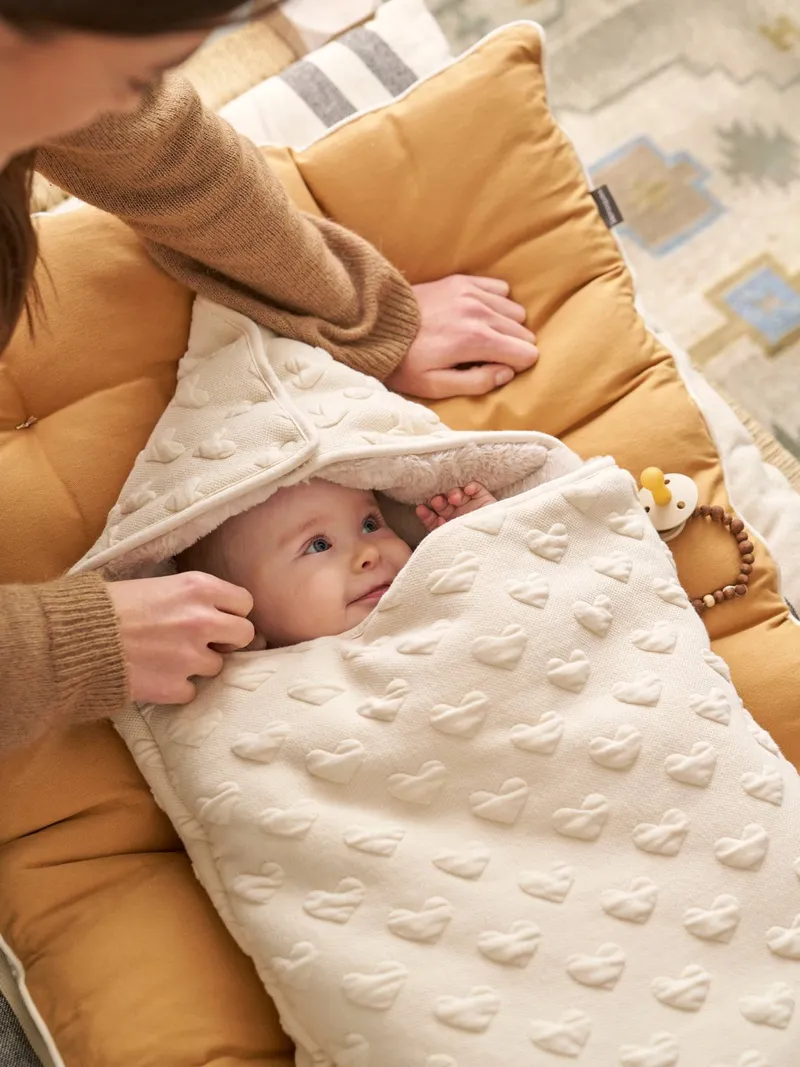 Vertbaudet Warmer Baby Ausfahrsack mit Jacquard-Herzen, Beige, – Produktbild 1 von 4