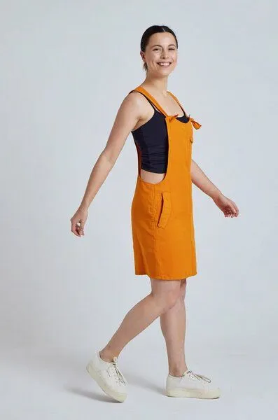 Flax and Loom Flax and Loom Leinen Latzkleid Peggy, Sun orange, – Produktbild 3 von 5