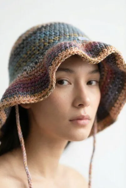 KnitToChange KnitToChange Handgehäkelte Bucket Hat mit breiter Krempe – Multicolor – Produktbild 3 von 4
