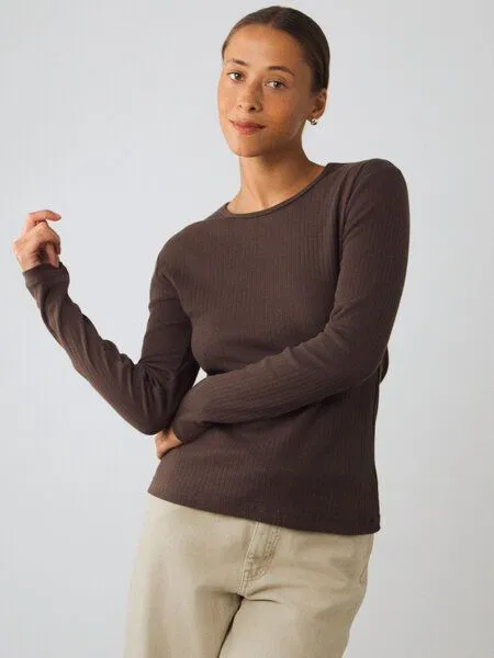 Honest Basics Honest Basics Damen Geripptes Langarmshirt aus Bio- und recycelter Baumwolle, Schoko, – Produktbild 2 von 4
