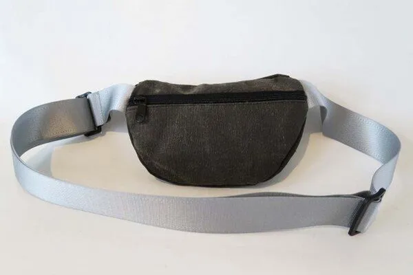 Leonca Leonca Upcycling Hip Bag aus Zeltleinen in 3 Größen, Oliv, – Produktbild 4 von 4
