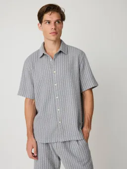 KnowledgeCotton Apparel KnowledgeCotton Apparel Herren vegan Shirt Breeze Comfort Structure Kurzärmelig Grau Gestreift – Produktbild 1 von 1
