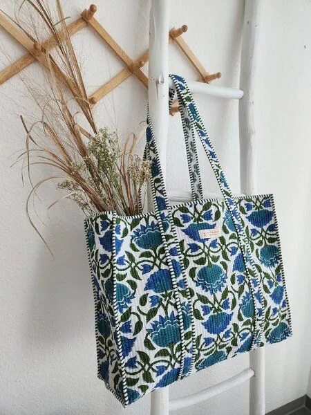 Haus of Namaste Haus of Namaste Tragetasche aus 100 % Bio-Baumwolle mit Indigoblau-Blockdruck | Gesteppte Tragetasche aus Baumwolle | Handtasche mit blauem und grünem Blumenmuster | Nachhaltig, ethisch und fair – Produktbild 1 von 4
