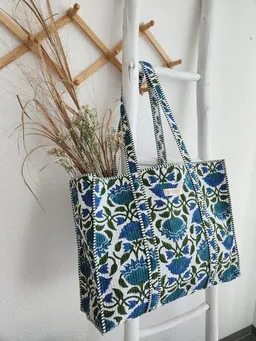 Haus of Namaste Haus of Namaste Tragetasche aus 100 % Bio-Baumwolle mit Indigoblau-Blockdruck | Gesteppte Tragetasche aus Baumwolle | Handtasche mit blauem und grünem Blumenmuster | Nachhaltig, ethisch und fair – Produktbild 1 von 1