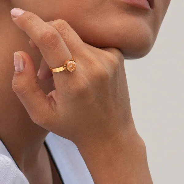 ALEXASCHA ALEXASCHA Größenverstellbarer Ring mit Stein | Goldring, Nussbraun, – Produktbild 2 von 4