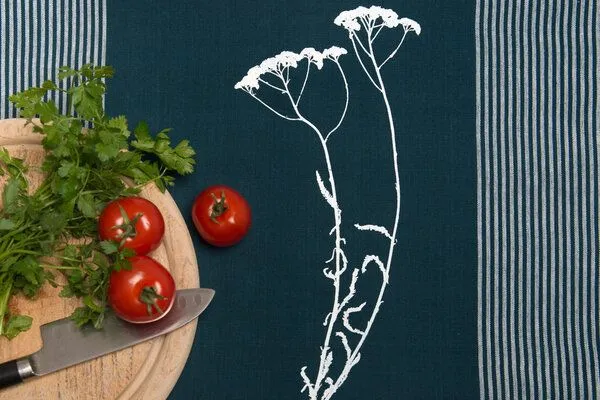 Hirschkind Hirschkind Bio & Fair-Trade-Geschirrtuch "Schafgarbe", Petrol, – Produktbild 2 von 3