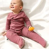 OrganicEra Baby Schlafanzug 'OrganicEra' aus BIO-Baumwolle, Bordeaux melange (rot), – Produktbild 1 von 1