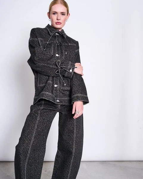 JAN N JUNE JAN N JUNE Relaxed Jeansjacke FINA aus Bio-Baumwolle GOTS, Dark leo print, – Produktbild 2 von 4
