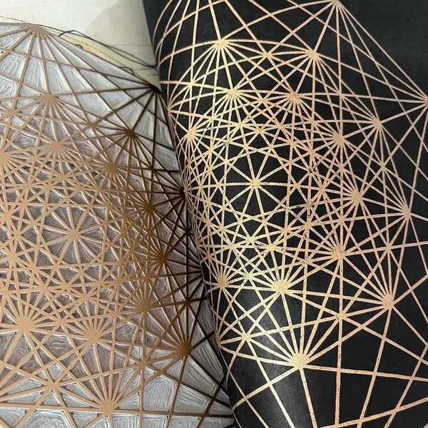 Veskor Cassiopeia Veskor Cassiopeia DEMIHEXERAKT Heilige Geometrie Linoldruck | 40 × 40 cm | Gold auf Schwarz – Produktbild 4 von 4