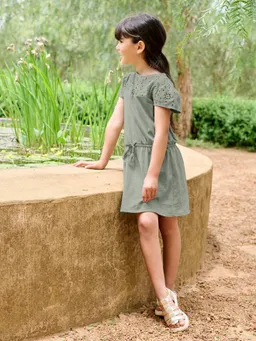 Vertbaudet Mädchen Kleid mit Lochstickerei salbei – Produktbild 1 von 1