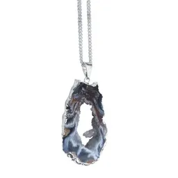 Crystal and Sage Crystal and Sage Ananda - versilberte Halskette mit Achatscheibe mit Kristalldruse – Produktbild 1 von 1