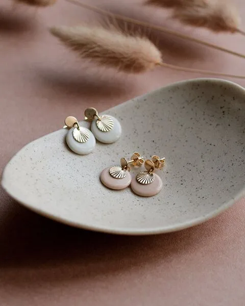 lille mus lille mus Ohrstecker 'Sonnenplättchen' aus Porzellan und 925 Silber, Apricot, – Produktbild 1 von 6