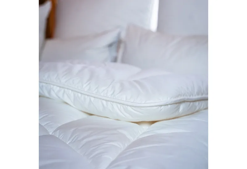 Paradies Paradies Kunstfaserbettdecke Runa, Füllung: 100% Polyester, Bezug: 100% Baumwolle, extra voluminöse, kuschelige & warme Winterdecke, vegane Daunendecke, Weiß, – Produktbild 1 von 5
