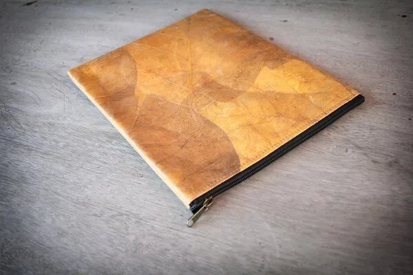 BY COPALA BY COPALA 15–16 Zoll Laptoptasche aus Teak-Blattleder in gelb – Produktbild 7 von 8