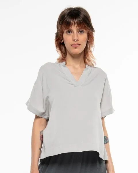 Alma & Lovis Alma & Lovis Edles Blusenshirt aus fließendem EcoVero | V-Neck Blouse, Opal (silber-grau), – Produktbild 1 von 4