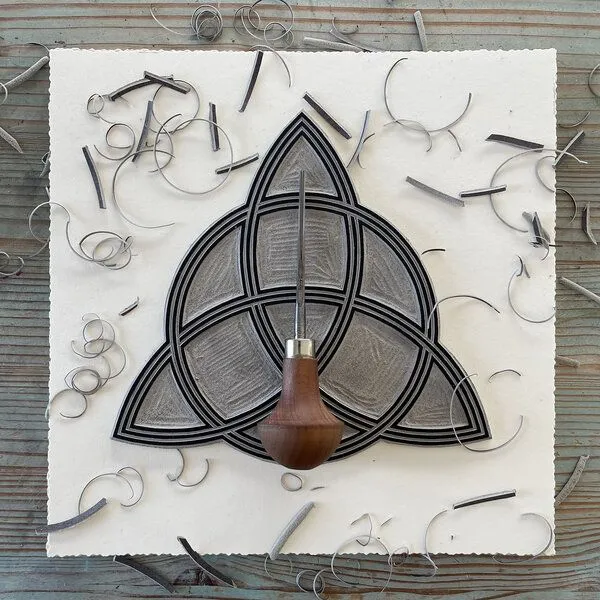 Veskor Cassiopeia Veskor Cassiopeia TRIQUETRA Heilige Geometrie Linoldruck | 22 × 22 cm | Gold auf Schwarz – Produktbild 3 von 4