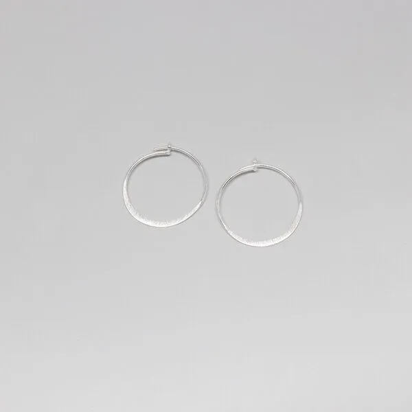 fejn jewelry fejn jewelry Creole flat satin hoop, Silber, – Produktbild 2 von 3
