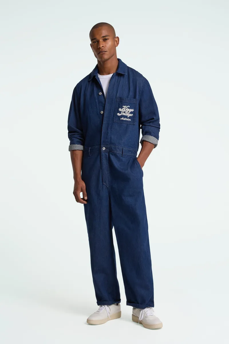 Kings Of Indigo Kings of Indigo Herren vegan Jumpsuit Vasili Hopcete Electric Rinse Crew Blau, Extra dunkelblau, – Produktbild 1 von 2