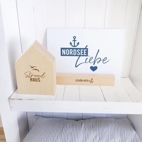 Bow & Hummingbird Bow & Hummingbird Kartenständer Schön hier aus nachhaltigem Buchenholz – Kartenhalter Holz – maritim Deko – Fotohalter – Anker Geschenk – Produktbild 2 von 4
