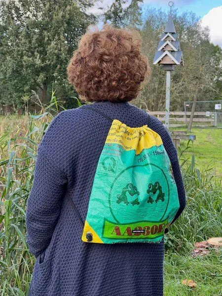 MoreThanHip MoreThanHip Rucksack mit Kordelzug aus recycelten Fischfüttersäcken - Chenda, Grün - frösche, – Produktbild 2 von 4