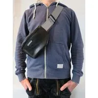Leonca Leonca Upcycling Hip Bag aus Traktorschlauch in 3 Größen – Produktbild 1 von 1