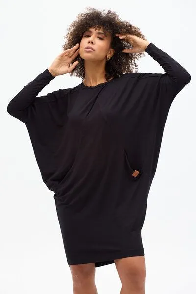 KOKOworld KOKOworld Kleid Toa – aus weicher Viskose – mit Bootsausschnitt und praktischen Taschen – Fair produziert in Polen, Black (schwarz), – Produktbild 3 von 4