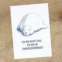Bow & Hummingbird Bow & Hummingbird Maritime Postkarte "Seehund im Energiesparmodus" aus Recyclingpapier – Produktbild 1 von 1