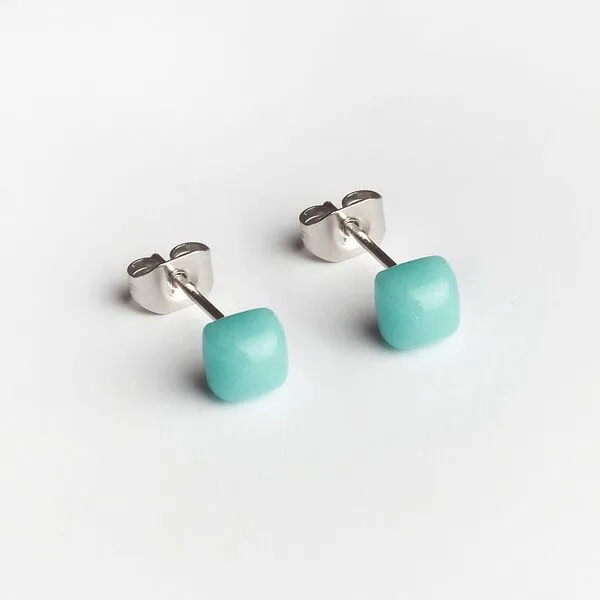 ALEXASCHA ALEXASCHA Winzige Ohrstecker aus recyceltem Glas 4mm, Karibikblau, – Produktbild 1 von 4