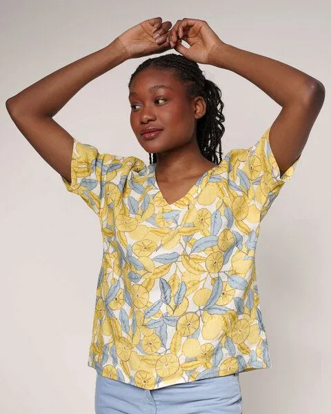Alma & Lovis Alma & Lovis Allover-Print Blusenshirt aus reinem Leinen | Fruit V-Neck, Sun (gelb-blau), – Produktbild 3 von 4