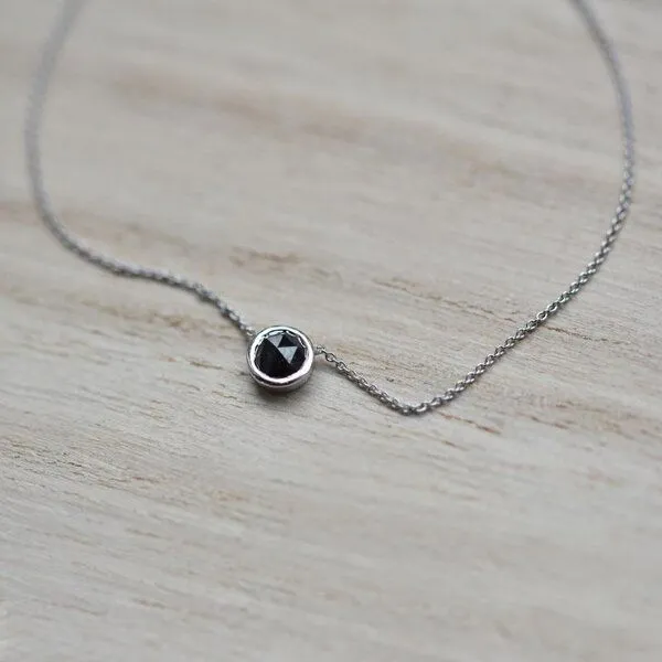 Eppi Eppi Goldene Halskette Bezel mit Salz-und-Pfeffer-Diamanten Terun, Weiss, – Produktbild 2 von 3