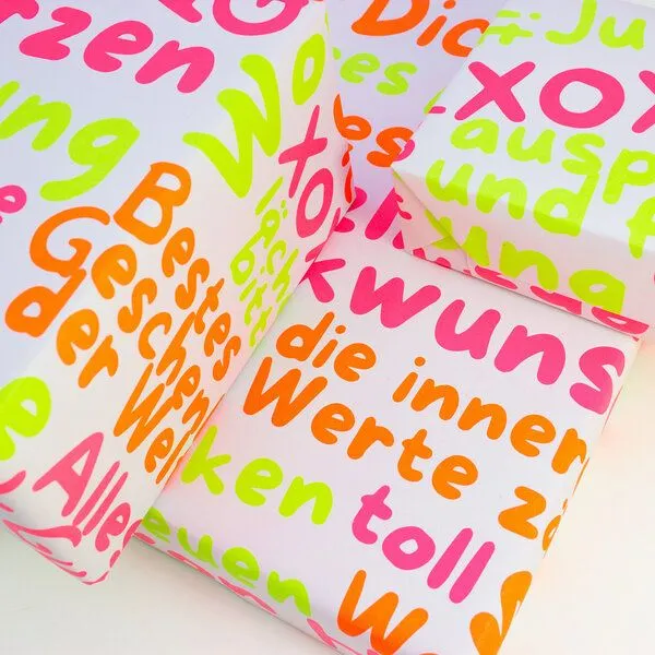 Bow & Hummingbird Bow & Hummingbird Geschenkpapier "Mit Liebe verpackt" aus Recyclingpapier – Produktbild 4 von 8