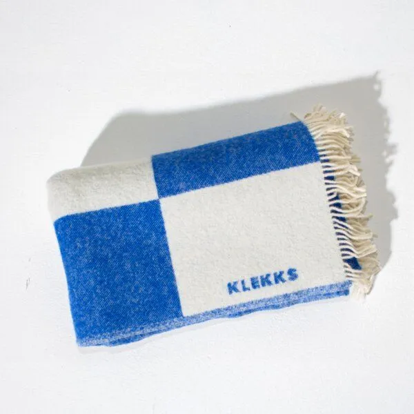 KLEKKS Wolldecke "KLEKKS" aus 100% Wolle (mulesingfrei), Klekks no. 2 (blau/weiß), – Produktbild 4 von 4