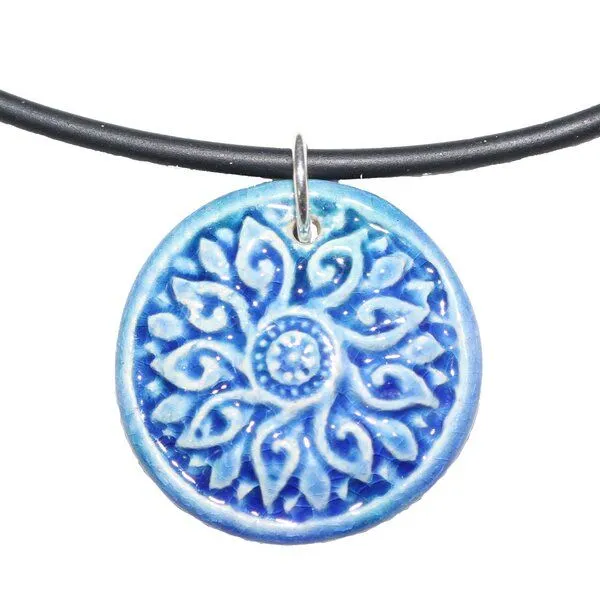 Schönes aus Indochina Schönes aus Indochina Schmuck aus Keramik, Anhänger Blume und Fächer am Kautschukcollier, Ocean, – Produktbild 2 von 5