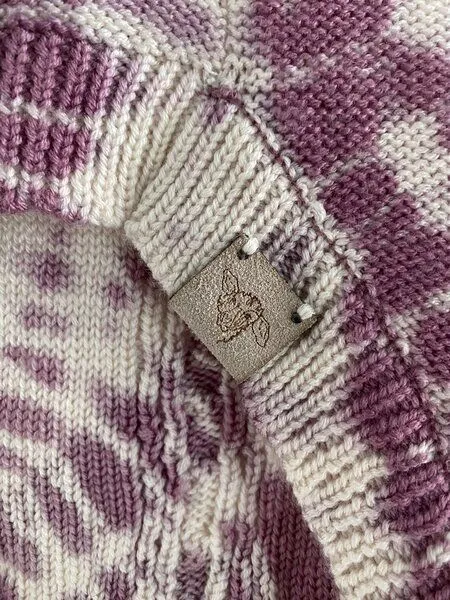 Wooliie Wooliie Rose Rift – Handgefertigter Hundepullover aus 100 % Merinowolle mit Zopfmuster & pflanzlicher Färbung – Produktbild 3 von 3