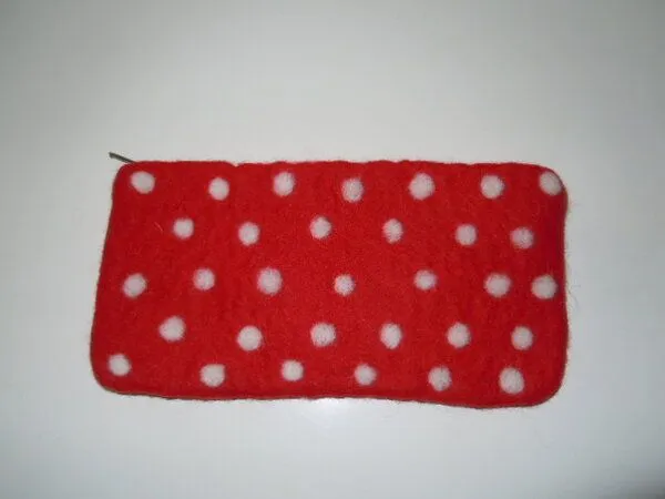 short'n'pietz short'n'pietz handgefilzte Federtasche oder Kosmetiktäschchen mit Reißverschluß, Rot mit weißen punkten, – Produktbild 1 von 1