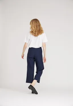 LAURIE LAURIE Damen vegan Hose Crop Loose Donna Navy – Produktbild 1 von 1