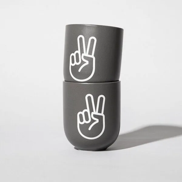 Fyngers Fyngers Handgemachter Becher aus Porzellan - Modell PEACE - Füllmenge 330ml - Mattlasur, Grau, – Produktbild 4 von 4