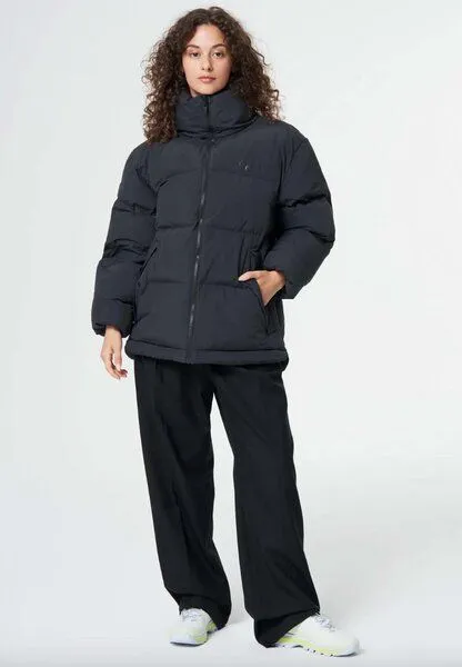 PINQPONQ pinqponq Pufferjacke - Puffer Jacket - aus recyceltem Polyester, Schwarz (peated black), – Produktbild 2 von 3