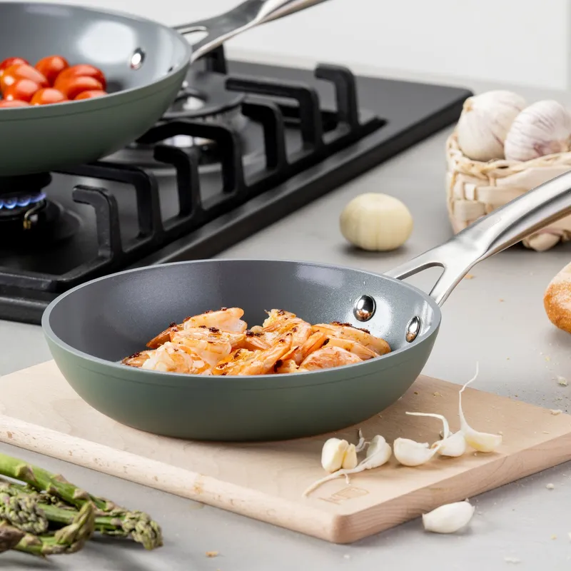 Chefkoch trifft Fackelmann Chefkoch trifft Fackelmann Bratpfanne Stuttgart, keramische Antihaft-Beschichtung, Ø20cm – Produktbild 2 von 3