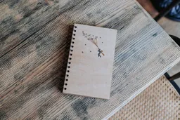 BeWooden BeWooden Holznotizbuch Der kleine Prinz fliegt A5 – Produktbild 1 von 1