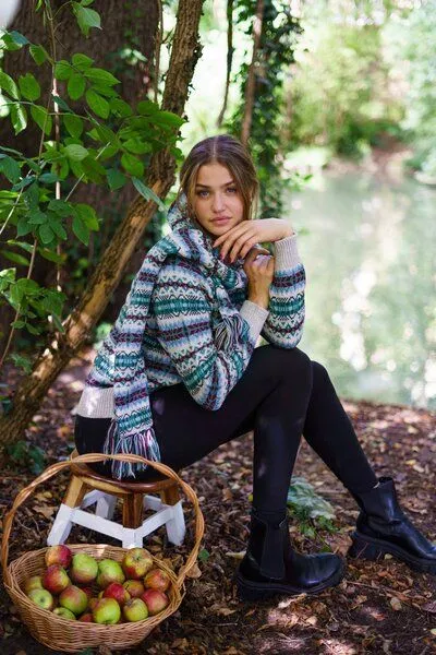 Haus of Namaste Haus of Namaste Handgefertigter Fair-Isle-Pullover | 100 % Lammwolle auf Haferflockenbasis | Nordischer Strickpullover | Nachhaltig und fair – Produktbild 4 von 4