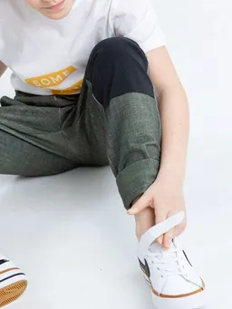 Babbily Babbily Bequeme Schlupfhose im Jeans-Look mit verstärkten Knien – Produktbild 1 von 1