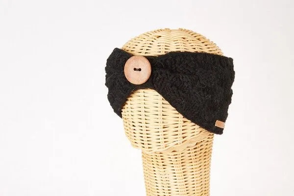 short'n'pietz short'n'pietz Schurwollstirnband mit Schachbrettmuster und Holzknopf, handgestrickt, Schwarz, – Produktbild 1 von 1