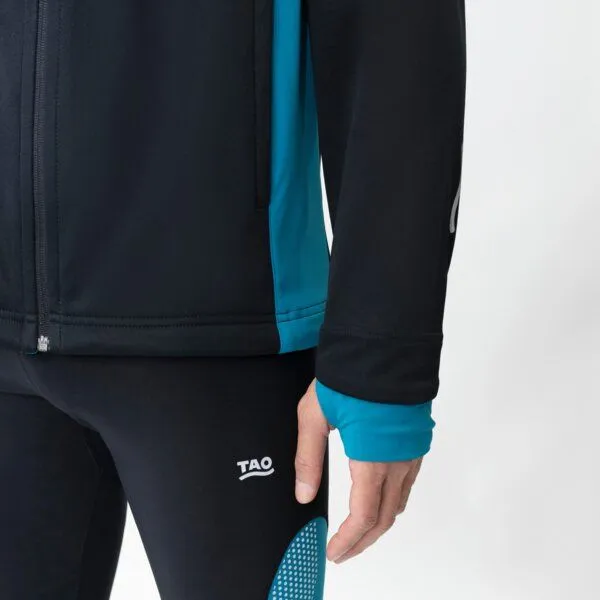TAO Sportswear TAO Sportswear Warme Herren Laufjacke EDVIN mit Kapuze und Handschlaufe – Produktbild 2 von 3