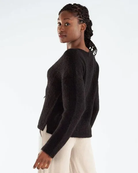 Alma & Lovis Alma & Lovis Pullover mit V-Ausschnitt aus Suri-Alpaka | Suri V-Neck Pullover, Schwarz, – Produktbild 4 von 4