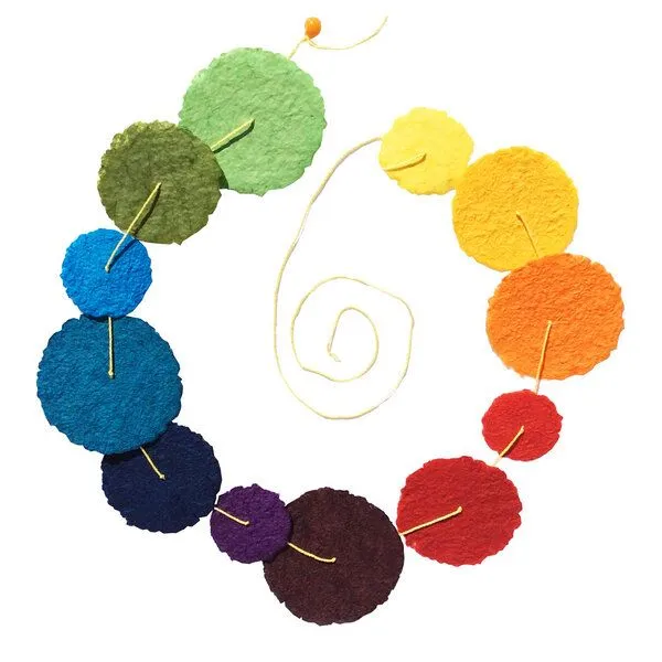 Sundara Sundara Deko-Girlande "Cascade Rainbow" aus handgeschöpftem Baumwollpapier – Produktbild 2 von 3