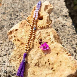 Divasya Divasya Mala Kette "Rise & Shine" aus 108 Perlen geknotet | Sandelholz & echte Natursteine – Produktbild 1 von 1