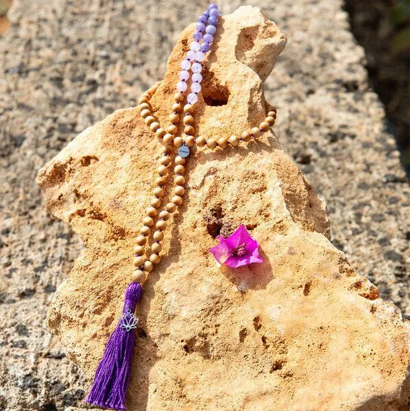 Divasya Divasya Mala Kette "Rise & Shine" aus 108 Perlen geknotet | Sandelholz & echte Natursteine, Türkis, – Produktbild 1 von 1