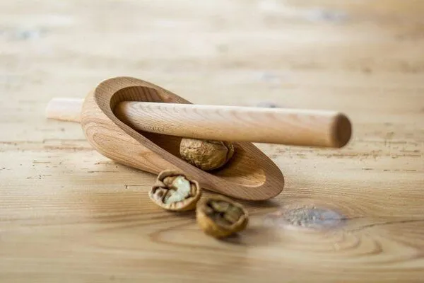 designimdorf Designimdorf – NUSS BESTECK – Nussknacker aus Buchenholz – Produktbild 2 von 2