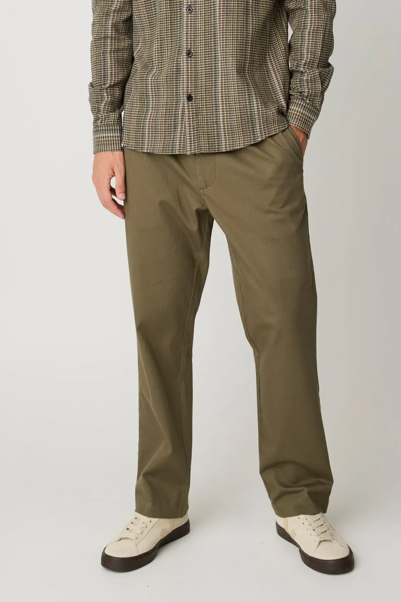 KnowledgeCotton Apparel KnowledgeCotton Apparel Herren vegan Hose Fig Comfort Canvas Burned Olive, Grün, – Produktbild 2 von 2